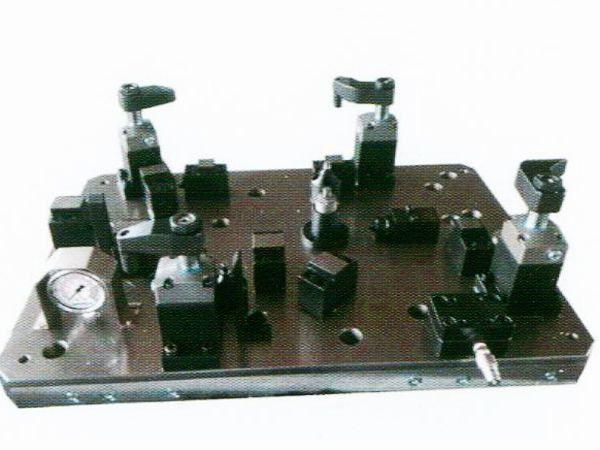 齒(chi)輪室罩(zhao)蓋(gai)液(ye)壓(ya)裌(jia)具(ju)